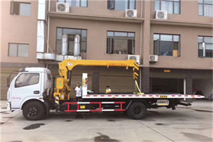 泸定附近汽车轮胎更换